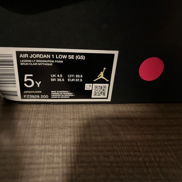 Nike Air Jordan 1 Low SE  5Y - Picture 2 of 10